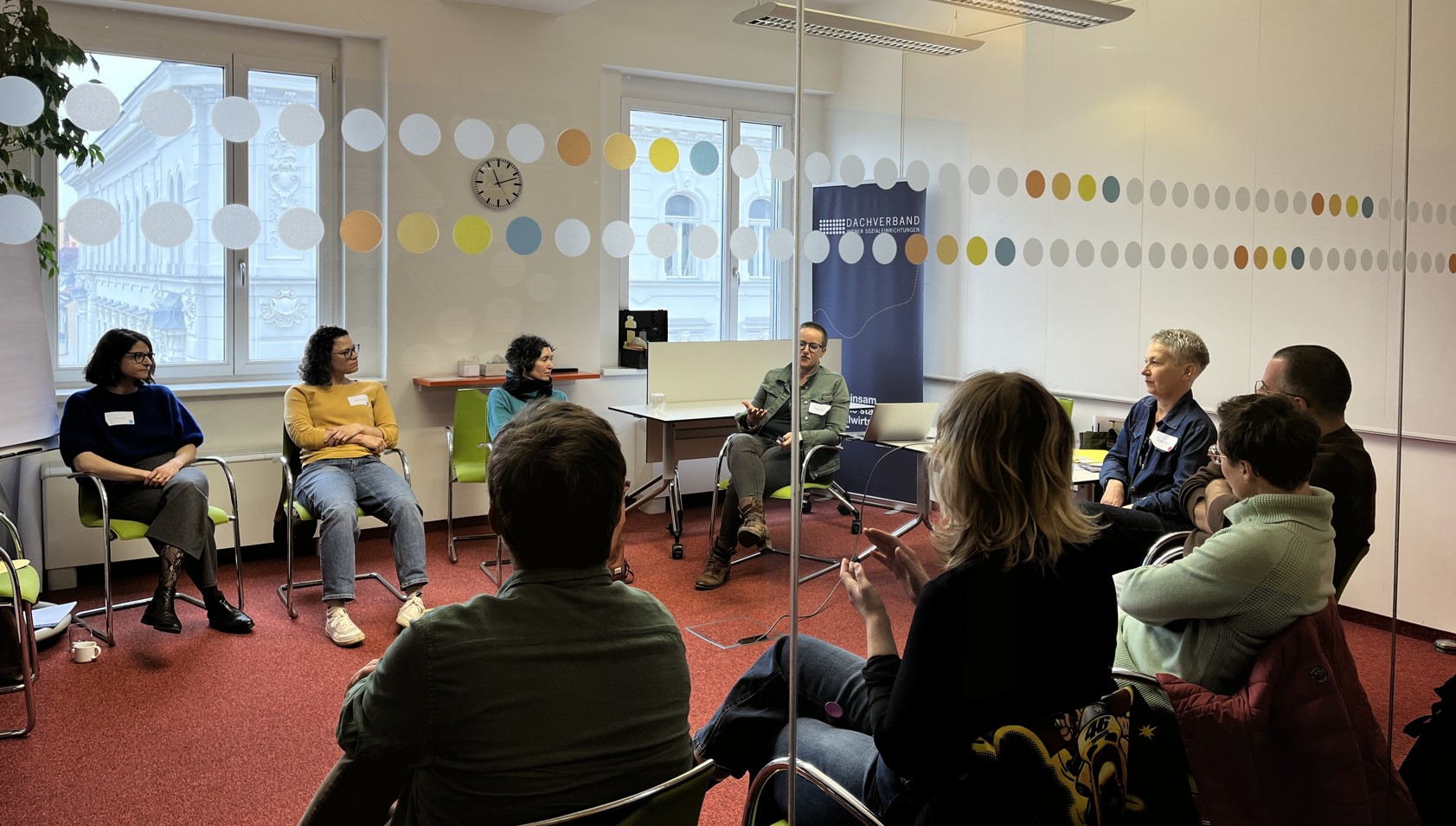 Barbara Schreder-Gegenhuber, Geschäftsführerin des Schweizer Haus Hadersdorf (SHH), und Corinna Obrist, therapeutische Leiterin der Gesundheitsgreisslerei des SHH, leiteten das Lab zu frauenspezifischer Suchtarbeit. Im Fokus stand ein feministischer Blick auf Entstehung, Behandung und Verlauf von Abhängigkeitserkrankungen. (c) DWS
